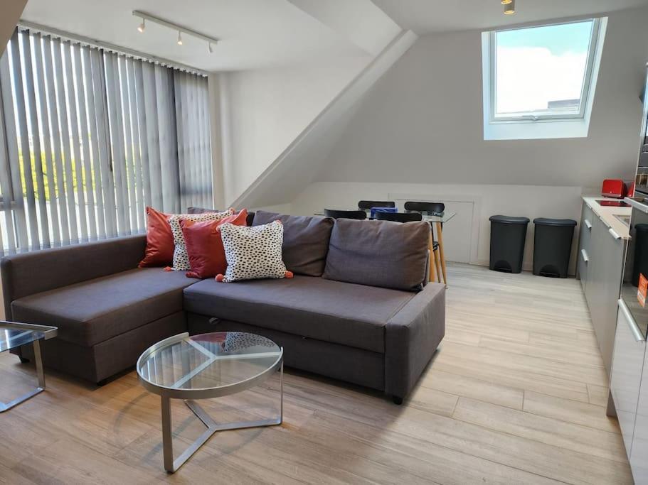 Paradigm Court, Modern 1-bedroom Apartment,
