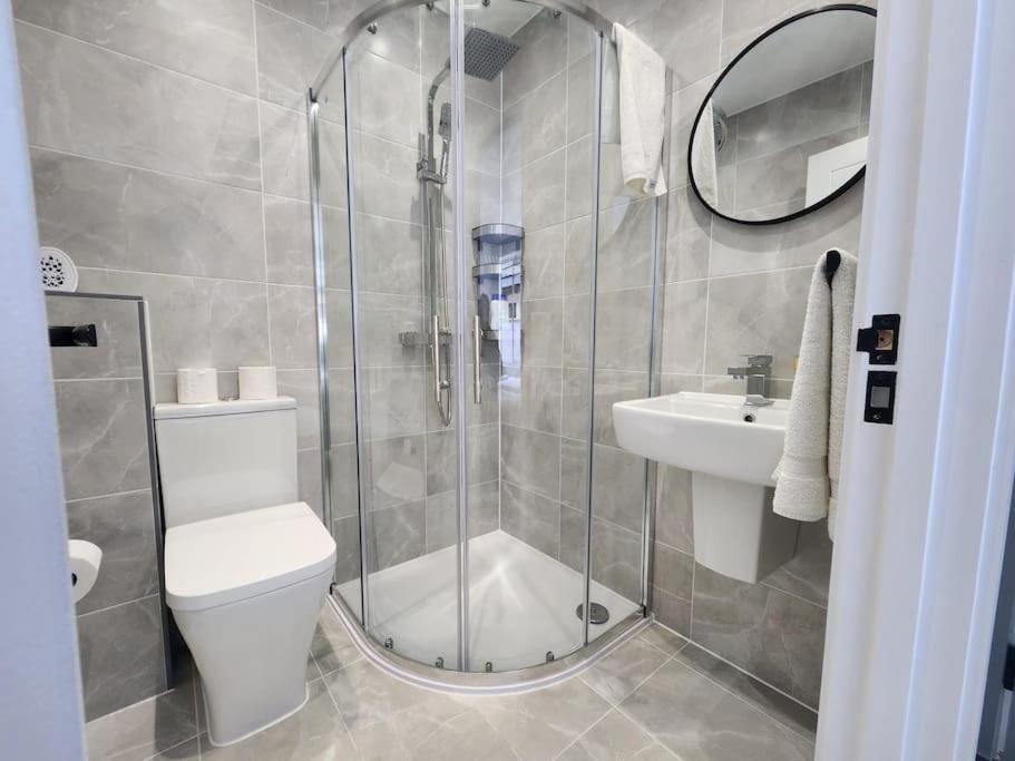 Paradigm Court, Modern 1-bedroom Apartment,